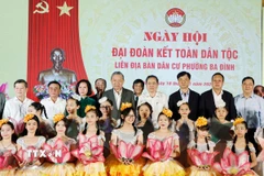 Tổng Bí thư Tô Lâm, Chủ tịch Quốc hội Trần Thanh Mẫn và các đại biểu dự Ngày hội Đại đoàn kết toàn dân tộc tại liên địa bàn dân cư phường Ba Đình, Hà Nội. (Ảnh: Thống Nhất/TTXVN)