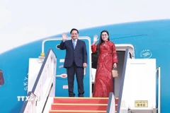 Thủ tướng Phạm Minh Chính cùng Phu nhân bắt đầu chuyến thăm chính thức Kuwait. (Ảnh: Dương Giang/TTXVN)