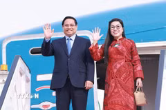 Thủ tướng Phạm Minh Chính cùng Phu nhân bắt đầu chuyến thăm chính thức Kuwait. (Ảnh: Dương Giang/TTXVN)
