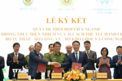 Bộ trưởng các Bộ Công an, Tư pháp, Khoa học và Công nghệ ký Quy chế phối hợp liên ngành trong thực hiện nhiệm vụ cải cách thủ tục hành chính. (Ảnh: Chu Thanh Vân/TTXVN)