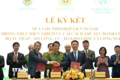 Bộ trưởng các Bộ Công an, Tư pháp, Khoa học và Công nghệ ký Quy chế phối hợp liên ngành trong thực hiện nhiệm vụ cải cách thủ tục hành chính. (Ảnh: Chu Thanh Vân/TTXVN)