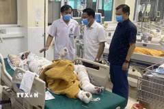 Giám đốc Sở Y tế tỉnh Điện Biên Phạm Giang Nam (giữa) thăm hỏi, động viên các bệnh nhân. (Ảnh: TTXVN phát)
