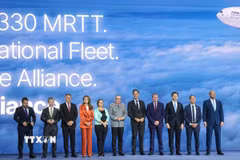 Tổng Thư ký NATO Mark Rutte (thứ 5, phải) cùng các đại biểu chụp ảnh chung tại Diễn đàn Công nghiệp Quốc phòng ở Ankara, Thổ Nhĩ Kỳ. (Ảnh: AA/TTXVN phát)