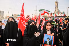 Đông đảo người dân Iran tham dự lễ tang cố Đại Giáo chủ Ali Khamenei tại Tehran. (Ảnh: AA/TTXVN phát)