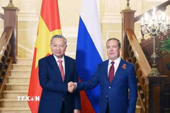 Tổng Bí thư Tô Lâm với Chủ tịch Đảng nước Nga Thống nhất, Phó Chủ tịch Hội đồng An ninh Liên bang Nga Dmitry Medvedev. (Ảnh: Thống Nhất/TTXVN)