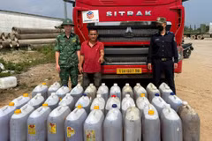 Lực lượng chức năng Cửa khẩu quốc tế Nam Giang, thành phố Đà Nẵng thu giữ tang vật nghi là dầu Diesel được vận chuyển trái phép qua biên giới. (Ảnh: Trần Tĩnh/TTXVN)