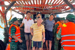 Các thuyền viên gặp nạn được tổ công tác Đồn Biên phòng Gành Hào (Bộ đội Biên phòng tỉnh Cà Mau) đưa lên tàu cá an toàn.