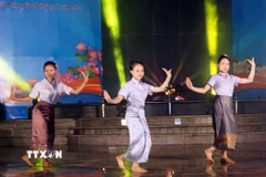 Tiết mục văn nghệ tại chương trình nghệ thuật. (Ảnh: Trịnh Bang Nhiệm/TTXVN)