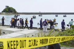 Lực lượng Bảo vệ bờ biển Nhật Bản tìm kiếm các nạn nhân vụ lật thuyền tại Henoko, thành phố Nago, tỉnh Okinawa. (Nguồn: Kyodo)