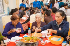"Bữa cơm nghĩa tình" ấm áp. (Ảnh: Ánh Tuyết/TTXVN)
