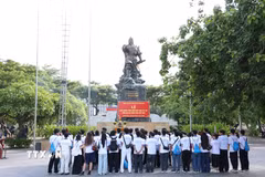 Thanh niên Việt Nam ở nước ngoài thắp hương tri ân tại tượng đài Trần Hưng Đạo. (Ảnh: Đặng Tuấn/TTXVN)