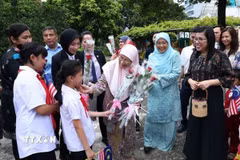 Phu nhân Thủ tướng Phạm Minh Chính, bà Lê Thị Bích Trân, cùng Phu nhân Thủ tướng Malaysia, bà Dato’ Seri Dr. Wan Azizah binti Dr. Wan Ismail đến thăm làng trẻ em SOS Hà Nội, chiều 21/7/2023. (Ảnh: Phạm Kiên/TTXVN)