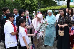Phu nhân Thủ tướng Phạm Minh Chính, bà Lê Thị Bích Trân, cùng Phu nhân Thủ tướng Malaysia, bà Dato’ Seri Dr. Wan Azizah binti Dr. Wan Ismail đến thăm làng trẻ em SOS Hà Nội, chiều 21/7/2023. (Ảnh: Phạm Kiên/TTXVN)