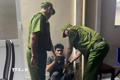 Đối tượng Nhớ bị khống chế trong lúc đột nhập trái phép vào trụ sở Khối Cảnh sát. (Ảnh: TTXVN phát)