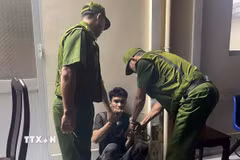 Đối tượng Nhớ bị khống chế trong lúc đột nhập trái phép vào trụ sở Khối Cảnh sát. (Ảnh: TTXVN phát)
