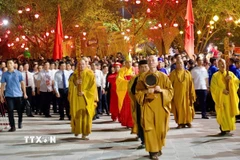 Các nhà sư và các vị đại biểu tiến vào nội tự đền Kiếp Bạc để thực hiện nghi lễ khai ấn. (Ảnh: Mạnh Tú/TTXVN)