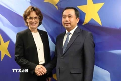 Quyền Bộ trưởng Bộ Nông nghiệp và Môi trường, Trần Đức Thắng và Cao ủy châu Âu về Môi trường, Nguồn nước và Kinh tế tuần hoàn, Jessica Raswall. (Ảnh: Hương Giang/TTXVN)