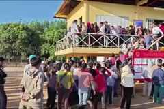 Cử tri Đồng Nai hân hoan cầm lá phiếu đi bầu cử