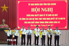 Trao quyết định thành lập Sở Xây dựng tỉnh Hậu Giang trên cơ sở hợp nhất Sở Xây dựng và Sở Giao thông Vận tải. (Ảnh: TTXVN phát)