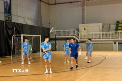 Huấn luyện viên trưởng Futsal Việt Nam Diego Giustozzi hướng dẫn đội tuyển luyện tập trước trận đấu. (Ảnh: Minh Thái/TTXVN)