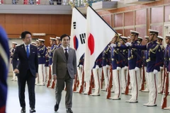 Bộ trưởng Quốc phòng Hàn Quốc Ahn Gyu-back (phải) và Bộ trưởng Quốc phòng Nhật Bản Shinjiro Koizumi duyệt đội danh dự tại trụ sở Lực lượng Phòng vệ Hàng hải Nhật Bản ở Yokosuka, tỉnh Kanagawa, Nhật Bản. (Nguồn: Yonhap)