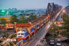 Tàu hỏa qua cầu Long Biên. (Nguồn: TTXVN)