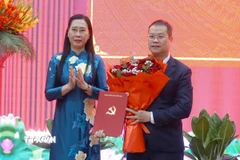 Bà Bùi Thị Quỳnh Vân, Phó Trưởng Ban Tổ chức Trung ương trao Quyết định của Bộ Chính trị cho ông Nguyễn Mạnh Hùng. (Ảnh: Quốc Dũng/TTXVN)