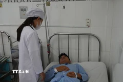 Thuyền viên Thái Văn Thịnh được chăm sóc y tế tại Bệnh viện đa khoa Ninh Thuận (tỉnh Khánh Hòa). (Ảnh: Nguyễn Thành/TTXVN)