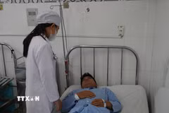 Thuyền viên Thái Văn Thịnh được chăm sóc y tế tại Bệnh viện đa khoa Ninh Thuận (tỉnh Khánh Hòa). (Ảnh: Nguyễn Thành/TTXVN)