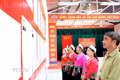 Người dân phấn khởi nghiên cứu danh sách đại biểu tại điểm bầu cử xã Thượng Cốc, tỉnh Phú Thọ. (Ảnh: Thanh Hải/TTXVN)