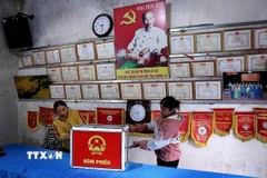 Cử tri điểm bầu cử Tú Lý, xã Đà Bắc kiểm tra hòm phiếu. (Ảnh: Thanh Hải/TTXVN)