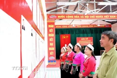 Người dân phấn khởi nghiên cứu danh sách đại biểu tại điểm bầu cử xã Thượng Cốc, tỉnh Phú Thọ. (Ảnh: Thanh Hải/TTXVN)