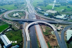 Nút giao kết nối Vành đai 3 với cao tốc Bến Lức-Long Thành và tuyến Thành phố Hồ Chí Minh-Trung Lương cơ bản đã hoàn thành, sẵn sàng cho giai đoạn hoàn thiện. (Ảnh: Giang Phương/TTXVN)