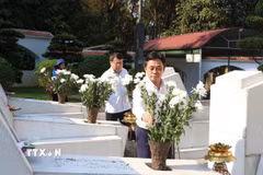 Khu di tích Ngã ba Đồng Lộc đã đón nhiều đoàn khách trong và ngoài tỉnh đến dâng hương, tri ân các anh hùng liệt sỹ. (Ảnh: Hoàng Ngà/TTXVN)
