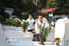 Khu di tích Ngã ba Đồng Lộc đã đón nhiều đoàn khách trong và ngoài tỉnh đến dâng hương, tri ân các anh hùng liệt sỹ. (Ảnh: Hoàng Ngà/TTXVN)