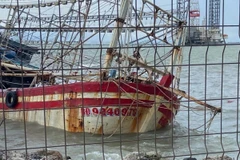 Tìm kiếm thuyền viên mất tích, cứu hộ tàu cá mắc cạn trên biển Quảng Ngãi