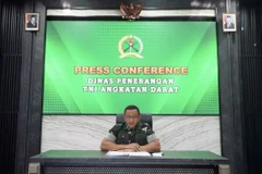 Người phát ngôn Quân đội Indonesia, Chuẩn tướng Wahyu Yudhayana, tại buổi họp báo thông tin về vụ nổ. (Nguồn: Beritasatu.com)