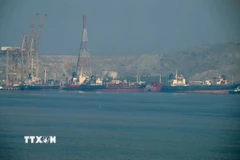 Tàu chở dầu tại cảng container Khor Fakkan, cảng nước sâu ở ngoài khơi thành phố Sharjah, Các Tiểu vương quốc Arab thống nhất, dọc eo biển Hormuz. (Ảnh: philstar.com/TTXVN)