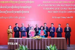 Chủ tịch Ủy ban Trung ương Mặt trận Tổ quốc Việt Nam Bùi Thị Minh Hoài và Chủ tịch Hội đồng Quốc gia Mặt trận Đoàn kết Phát triển Tổ quốc Campuchia Men Sam An ký Thỏa thuận hợp tác giữa hai tổ chức giai đoạn 2026-2031. (Ảnh: Minh Đức/TTXVN)