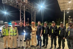 Đối tượng Nguyễn Trung Nghĩa (thứ 4 từ trái sang) bị bắt giữ.