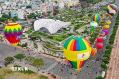 Công viên APEC, nằm cạnh bên sông Hàn - điểm thu hút đông du khách đến tham quan du lịch thành phố Đà Nẵng. (Ảnh: Trần Lê Lâm/TTXVN)