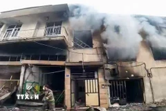 Khói bốc lên từ tòa nhà tại Tehran, Iran sau cuộc tấn công do lực lượng Mỹ-Israel tiến hành ngày 11/3. (Ảnh: ANI/TTXVN)