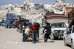 Người dân sơ tán xuống phía Nam Dải Gaza ngày 9/9. (Ảnh: THX/TTXVN)