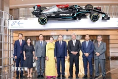 Chủ tịch Quốc hội Trần Thanh Mẫn và Phu nhân với lãnh đạo Tập đoàn Petronas. (Ảnh: Doãn Tấn/TTXVN)