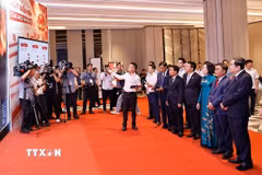 Chủ tịch Quốc hội Trần Thanh Mẫn và đại biểu nghe thuyết trình về đổi mới hoạt động của Hội đồng Nhân dân thành phố Hà Nội. (Ảnh: Doãn Tấn/TTXVN)