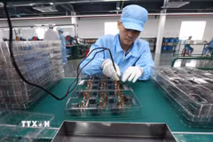 Sản xuất linh kiện điện tử xuất khẩu tại Khu công nghiệp Tứ Hạ, thị xã Hương Trà, thành phố Huế. (Ảnh: Vũ Sinh/TTXVN)