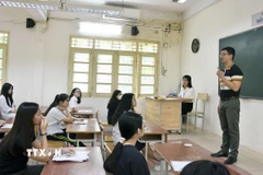 Phổ biến quy chế thi tại điểm thi Trường THPT Việt Đức (quận Hoàn Kiếm). (Ảnh: Nguyễn Cúc/TTXVN)