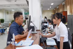 Người dân đến làm thủ tục hành chính tại Trung tâm phục vụ hành chính công phường Sa Đéc, Đồng Tháp. (Ảnh: Nhựt An/TTXVN)