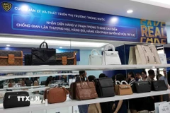 Hàng giả, hàng xâm phạm quyền sở hữu trí tuệ được trưng bày tại Bộ Công Thương. (Ảnh: Trần Việt/TTXVN)