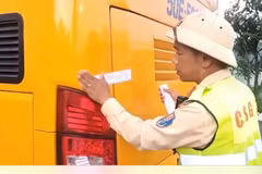 Cán bộ Đội 6, Phòng 6 (Cục Cảnh sát giao thông) dán tem niêm phong xe vi phạm. (Nguồn: Báo Khánh Hòa)